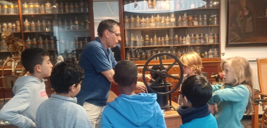 Activité pédagogique avec un groupe d'enfants